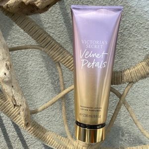 NWT Victoria’s Secret Velvet Petals Lotion